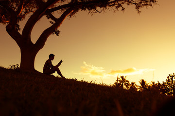 踢足球的明星有谁？